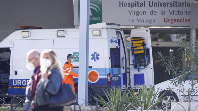 Una ambulancia entra en el Hospital Clínico Virgen de la Victoria de Málaga.