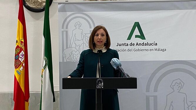 La delegada Patricia Navarro presenta las banderas de Andalucía en Málaga.