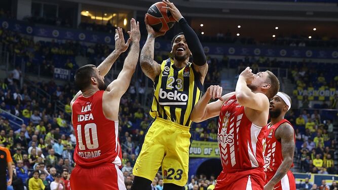 Malcolm Thomas lanza a canasta con el Fenerbahçe.