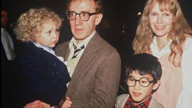 Woody Allen y Mia Farrow con dos de los hijos adoptivos de ella.