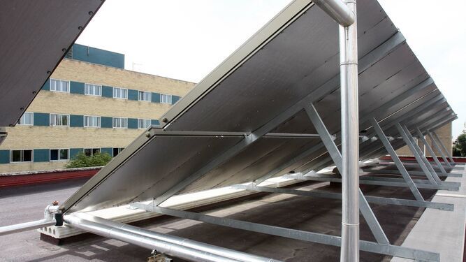 Placas de energía solar en un edificio público