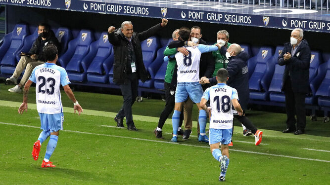 Luis Muñoz celebra su gol al Rayo con el banquillo
