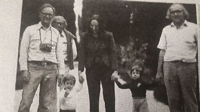 Carlos Saura, Román Gubern, Pere Portabella, Cristina de Braganza y sus hijos, fotografiados por Miguel Berrocal en 1979.