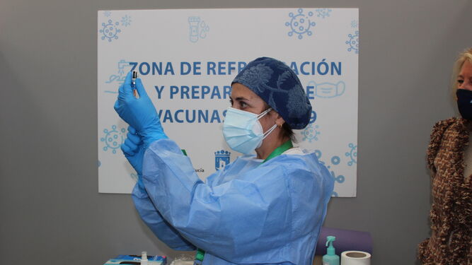 Una enfermera prepara una vacuna contra la Covid-19.