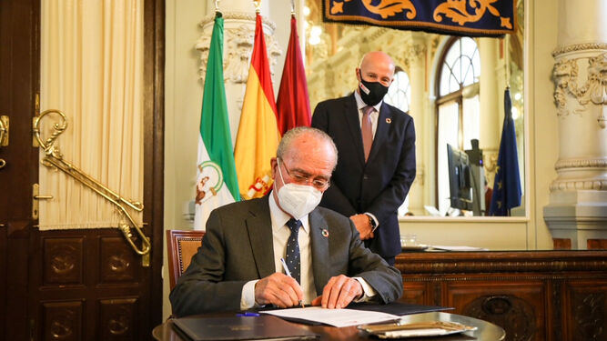 Francisco de la Torre firma el acuerdo para la Mobile Week Málaga en presencia de Carlos Grau.