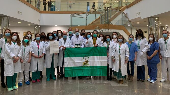 El Hospital Clínico de Málaga dedica su Bandera de Andalucía a pacientes Covid que no han superado la enfermedad y a sus familias