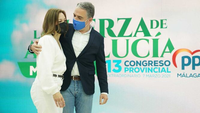 Bendodo abraza a Patricia Navarro, al término del congreso.