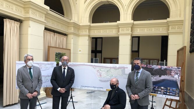 El alcalde junto a autoridades de Urbanismo y Costas durante la presentación del proyecto.