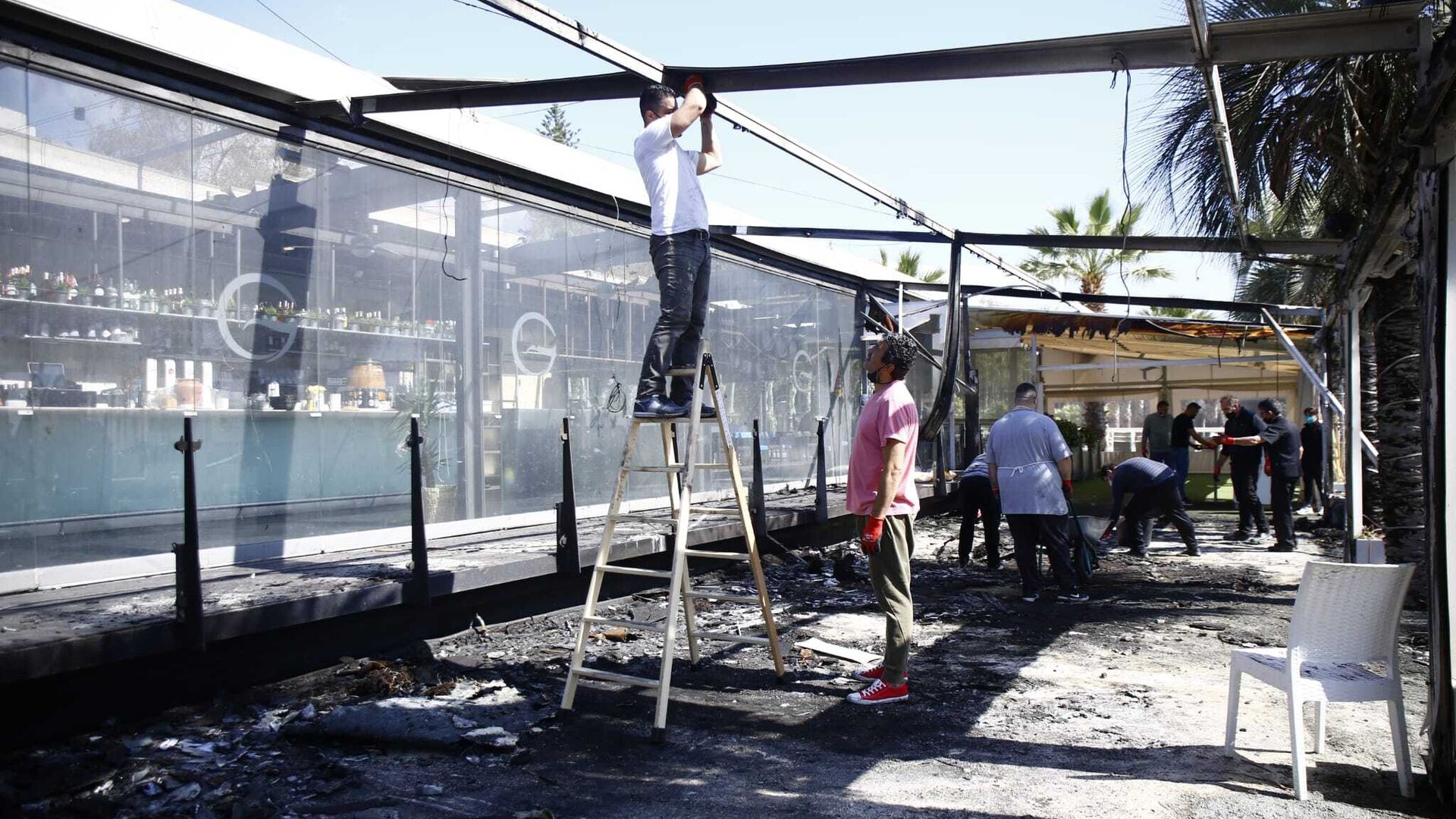 Las fotos de la terraza de un restaurante calcinada tras un incendio