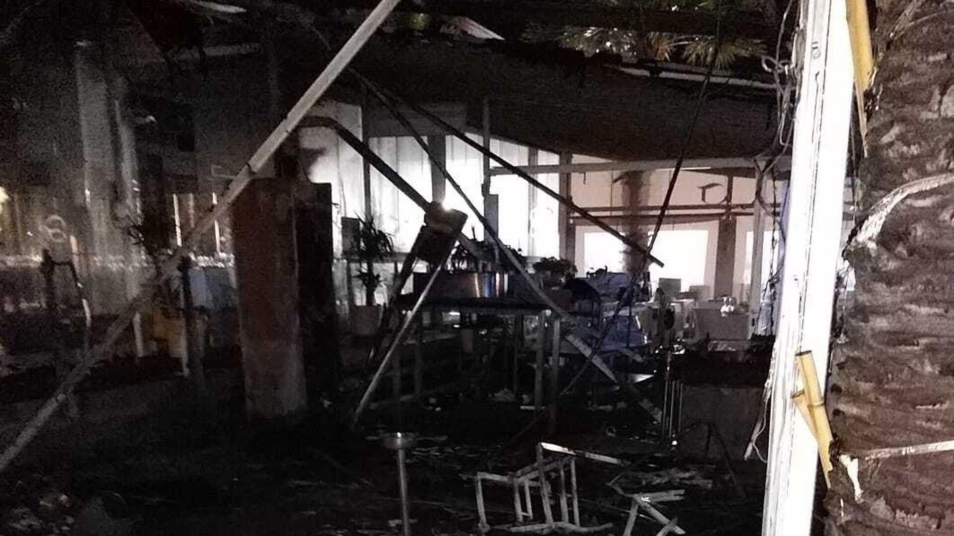 Las fotos de la terraza de un restaurante calcinada tras un incendio