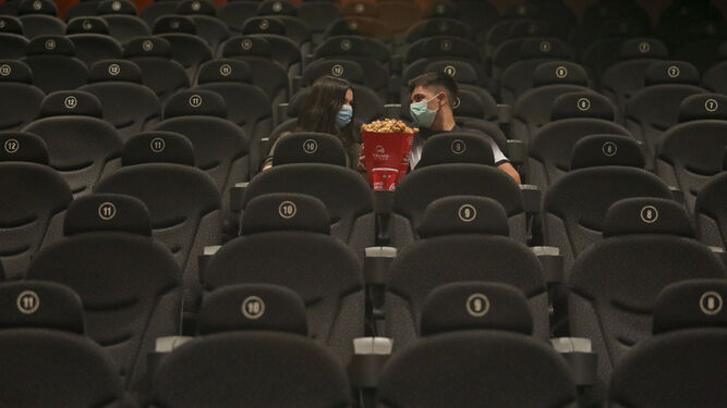 Dos espectadores en una sala de Cines Yelmo en Málaga.
