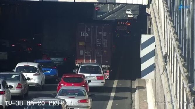 Retenciones el falso túnel de Carlos Haya, en Málaga, por la colisión de varios vehículos.
