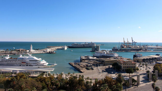 Vista del puerto de Málaga en una imagen de archivo con un crucero en primer plano.