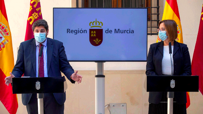 Isabel Franco (d), de Cs, junto al presidente de Región de Murcia, del PP, en la rueda de prensa conjunta.