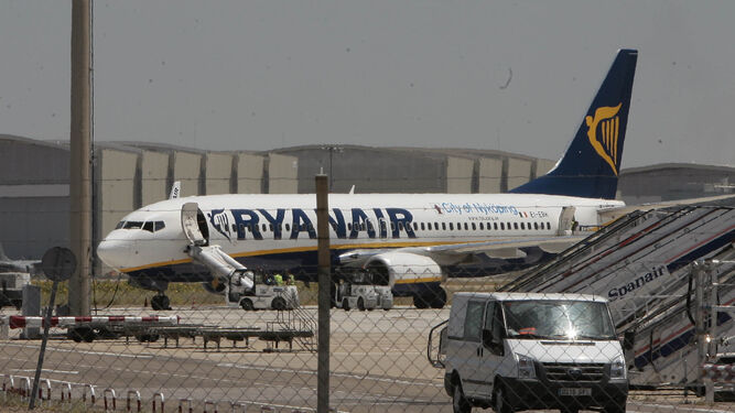 Aviones de Ryanair en un aeropuerto.