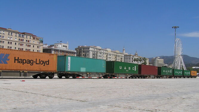 Imagen de archivo de un tren de mercancías en su entrada al puerto de Málaga.