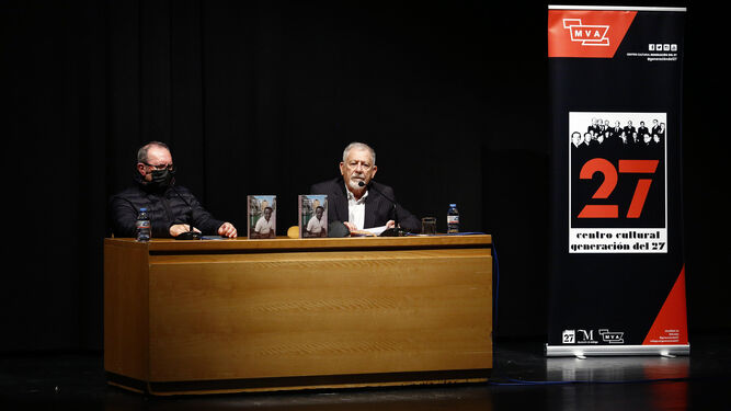 Francisco Ruiz Noguera y José Infante, este lunes, en la presentación de la publicación.