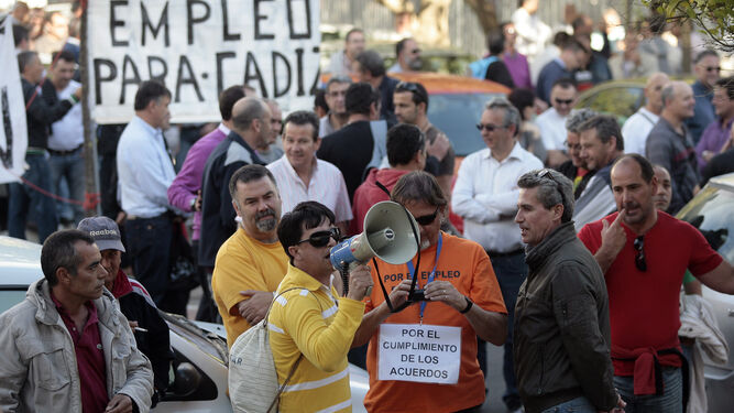 Manifestación en 2013 de los trabajadores de Delphi frente a la consejería de Empleo en Sevilla