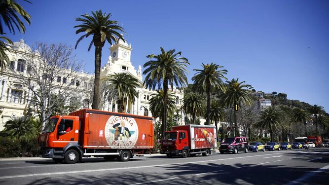 La caravana de vehículos pasa por el Paseo del Parque, frente a la sede del Ayuntamiento de Málaga.