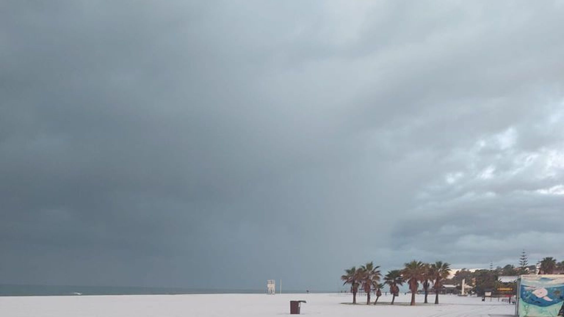 La granizada en la playa de Benajarafe, en fotos