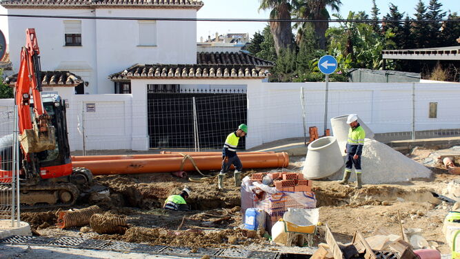 Vista de los trabajos de mejora en la red de abastecimiento de Estepona.