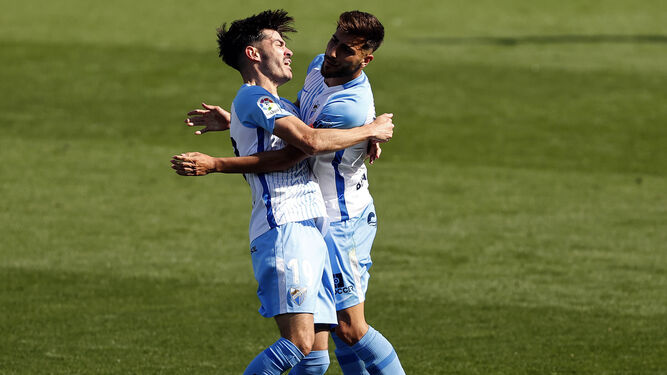 Jozabed y Luis Muñoz se abrazan en el gol del Málaga ante el Tenerife.