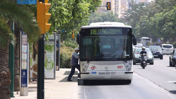 Imagen de archivo de un autobús en el Paseo del Parque de Málaga.