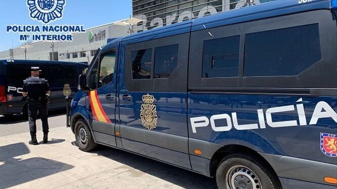 Un vehículo de la Policía Nacional junto a la Estación María Zambrano