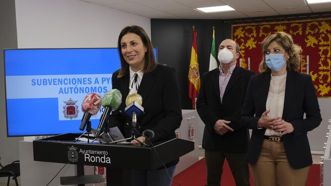 La alcaldesa de Ronda durante la presentación del programa de ayudas.