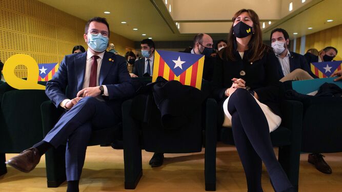 El vicepresidente del ‘Govern’, Pere Aragonès, y la presidenta del ‘Parlament’, Laura Borràs, en una conferencia en Barcelona este miércoles.