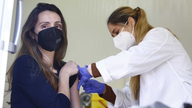 Una enfermera del centro de salud de Teatinos vacuna a una mujer.