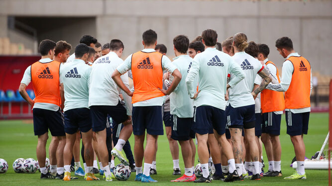 La selección española escucha a Luis Enrique antes del entrenamiento.