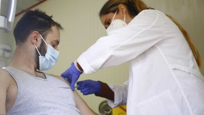 Una enfermera del centro de Teatinos vacuna a un joven.