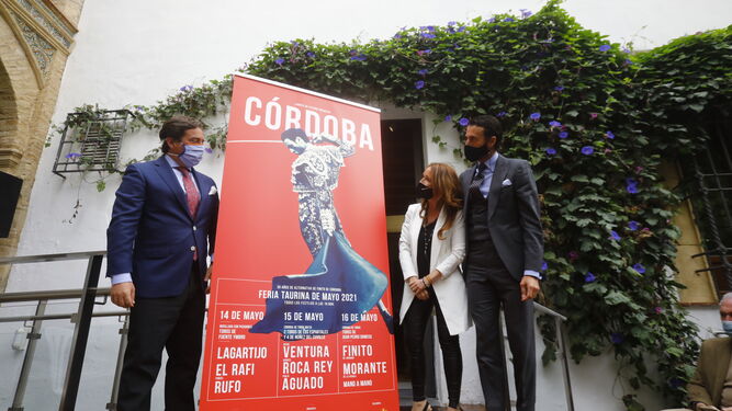 José María Garzón, Marián Aguilar y Finito de Córdoba descubren el cartel.