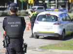 Provoca un accidente en Málaga, se estrella dos veces y casi atropella a un policía al intentar huir ...