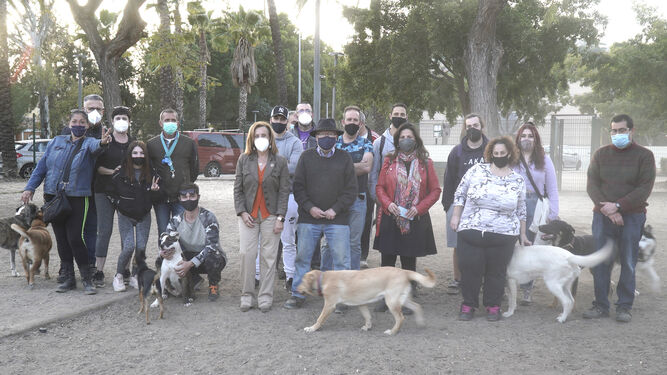 Miembros del PSOE en un parque canino de Málaga capital.