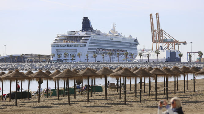 Un crucero en el puerto de Málaga.