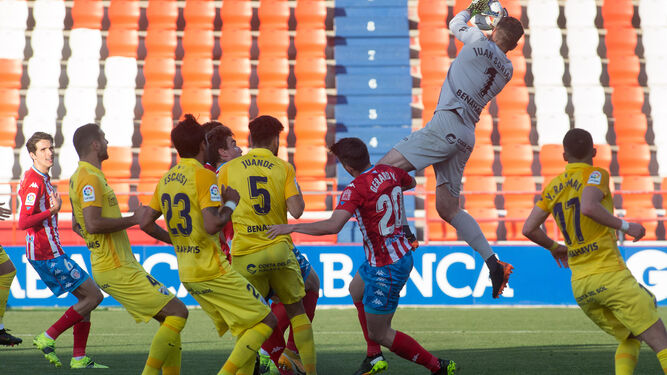 Soriano atrapa un balón en el Lugo-Málaga CF.