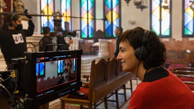 La directora Violeta Salama, durante el rodaje de ‘Alegría’, con Leonardo Sbaraglia en el monitor.