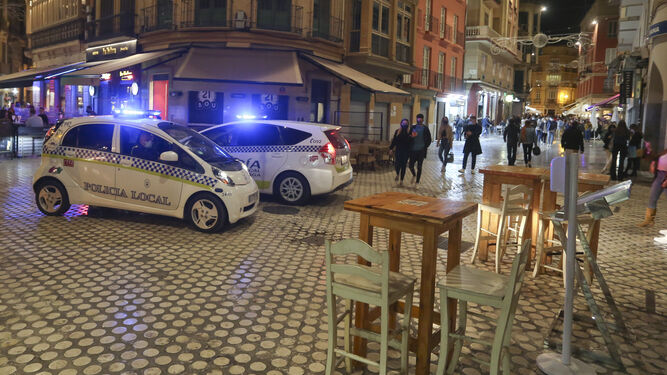 Vehículos de la Policía Local controlan el ocio nocturno en Málaga, en una imagen de archivo.