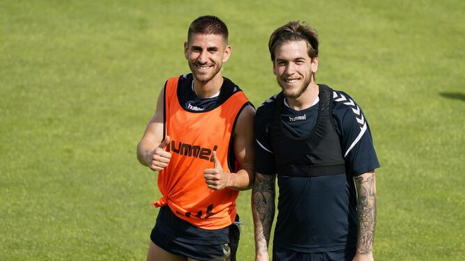 Álvaro Jiménez, a la derecha, en un entrenamiento del Albacete.