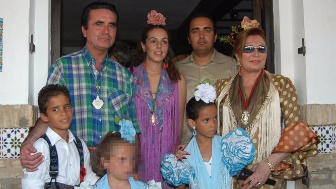 Foto de archivo de Rocío Carrasco con su madre, Rocío Jurado, el marido de ésta, Ortega Cano, su novio Fidel Albiac y sus hermanos José Fernando y Gloria Camila.