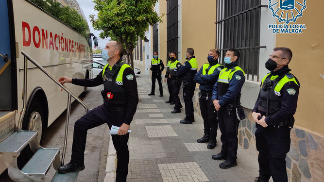 Policías locales de Málaga haciendo cola para donar sangre.