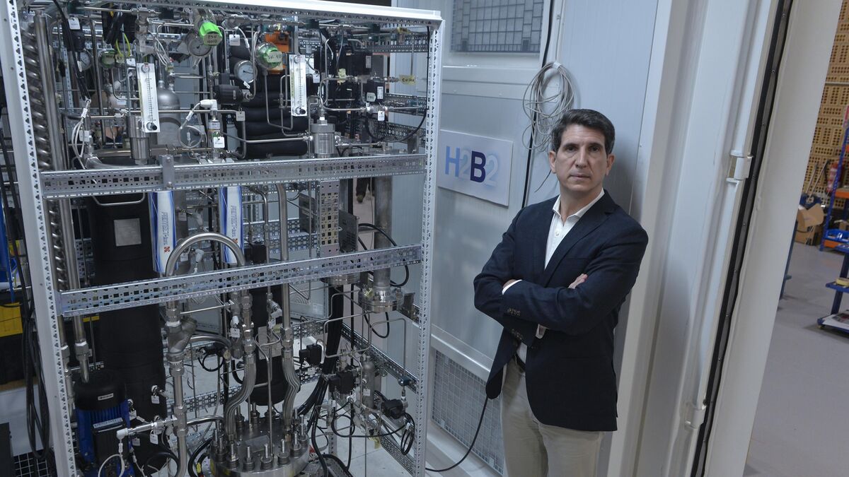 Javier Brey, CEO de H2B2, posa en la sede de la empresa en Dos Hermanas junto a uno de los electrolizadores contenerizados que fabrica.
