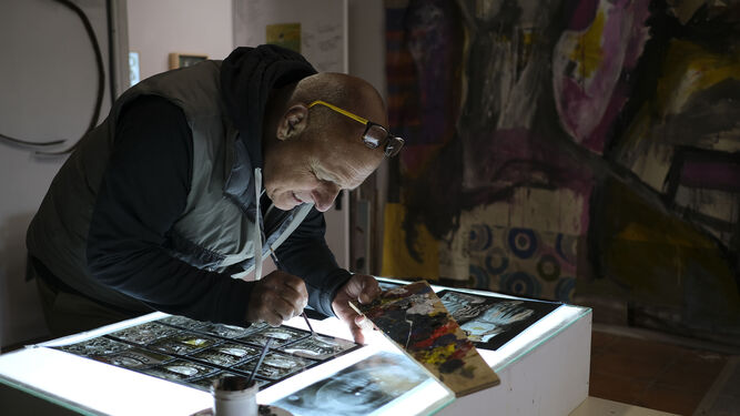 Carlos Re trabajando en su taller en una de sus últimas creaciones.