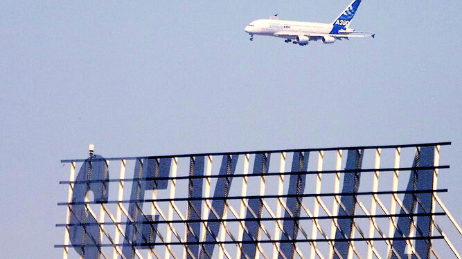 El Airbus  A380, el avión comercial de transporte de pasajeros más grande del mundo, durante su aproximación al aeropuerto de Sevilla.