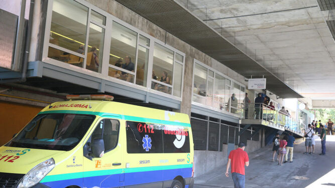 Una ambulancia frente al Hospital Virgen de la Salud de Toledo.