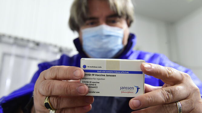 Una caja de vacunas Janssen.