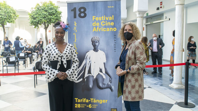 Esther Weekes y Mané Cisneros, directora del FCAT, durante la presentación del cartel en el patio del Cicus.