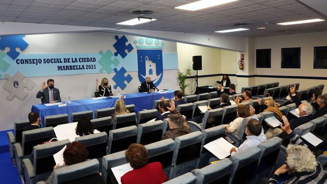 La alcaldesa de Marbella, Ángeles Muñoz (C.), durante la sesión extraordinaria del Consejo Social.